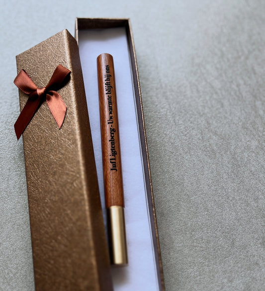 Gepersonaliseerde houten pen met gouden dop
